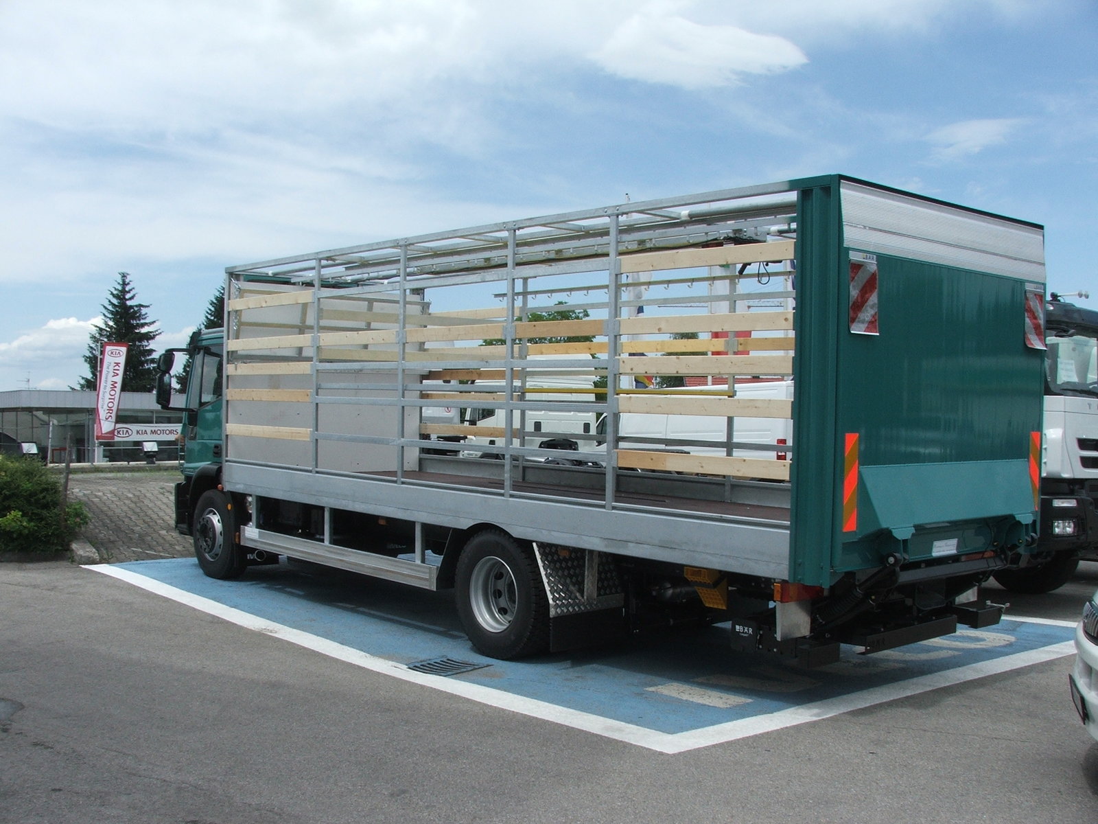 Planenaufbau mit Ladebordwand und Deckenlift zum Transport von Biomüll