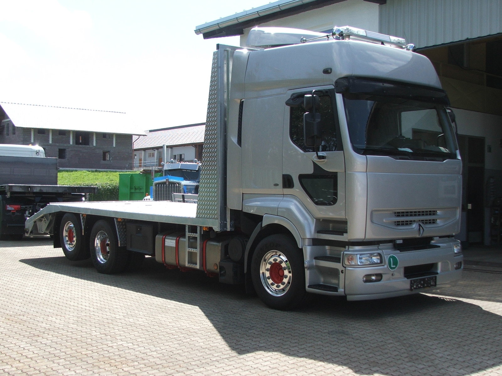 Schwerlasttransporter mit Auffahrrampen für Baggertransporte